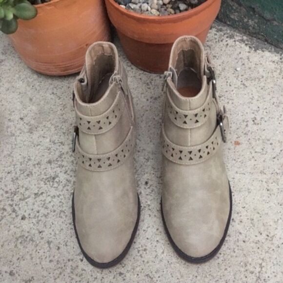 WESTERN STYLE LIGHT TAUPE CUT-OUT BUCKLE ANKLE BOOTIES NEW IN BOX - Picture 3 of 4